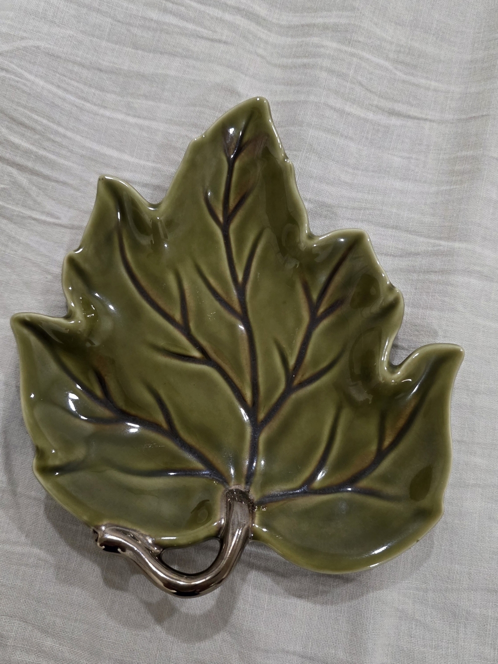Tabletops Gallery Stonehenge / Honey Leaf Plates (discontinued)